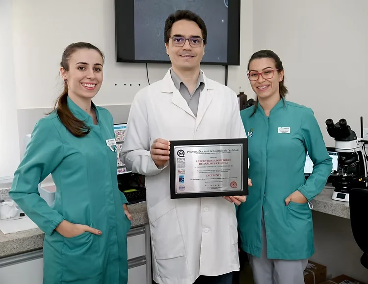 Dr. João Paulo Stringhetta, responsável técnico do LabCentro, com o Certificado Prata de Qualidade do PNCQ