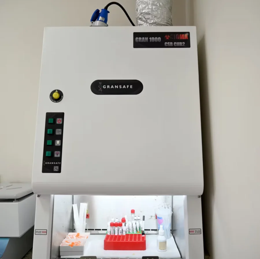 Cabine de segurança biológica classe II B2 — área técnica do LabCentro