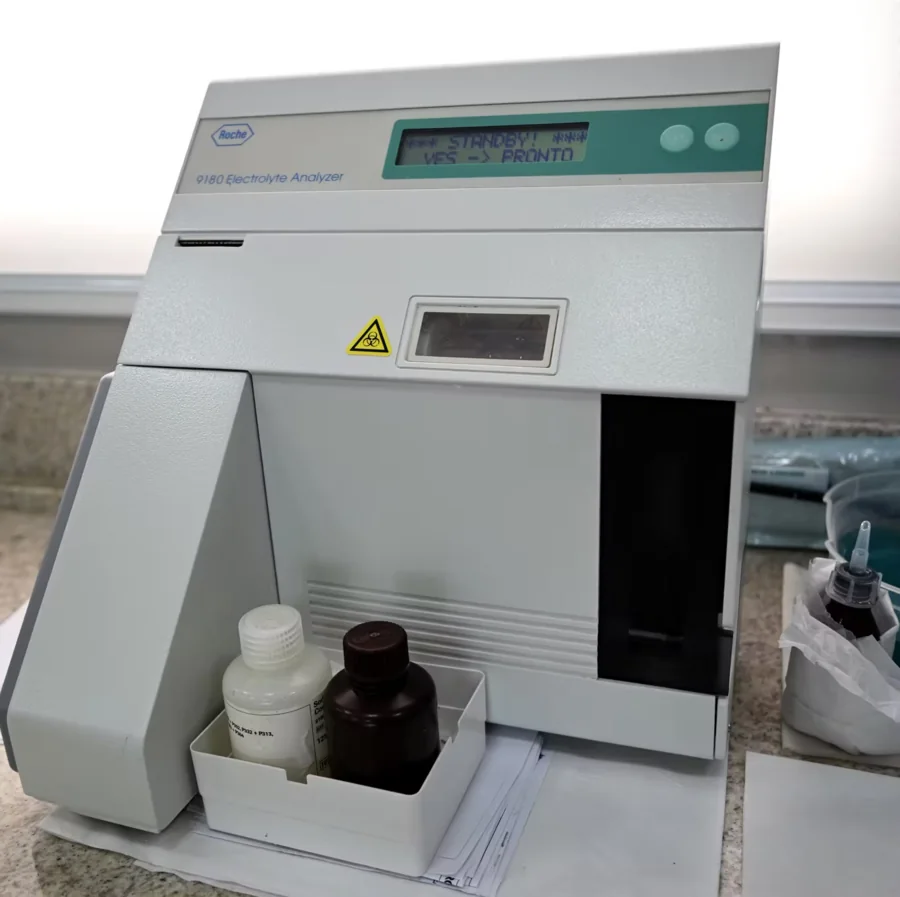 Roche AVL-9180 — área técnica do LabCentro
