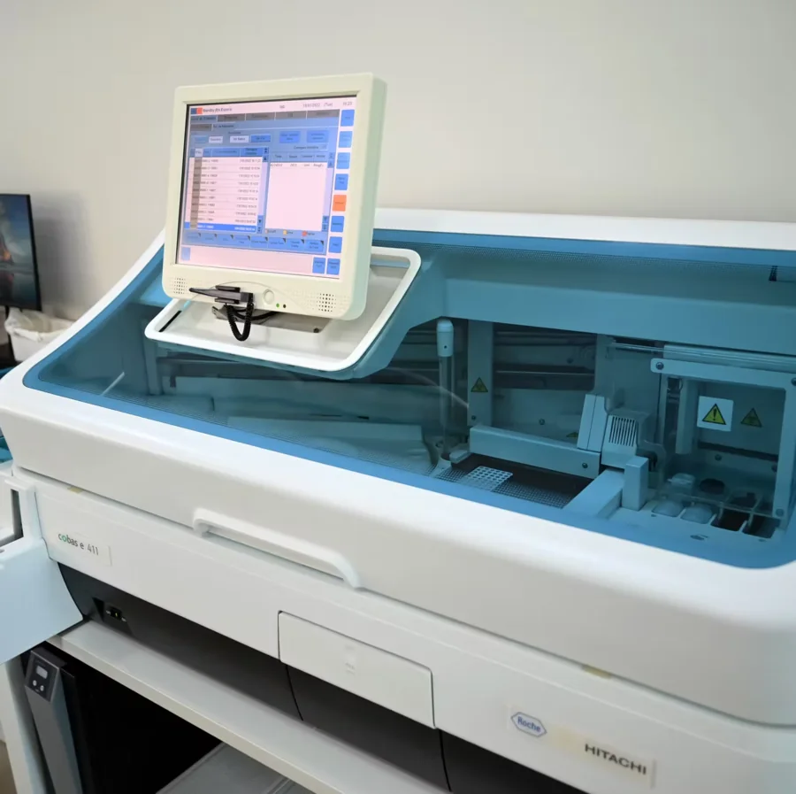 Roche Cobas e411 — área técnica do LabCentro