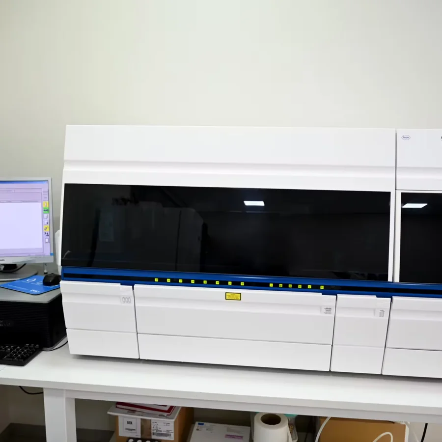Roche Integra 400 Plus — área técnica do LabCentro
