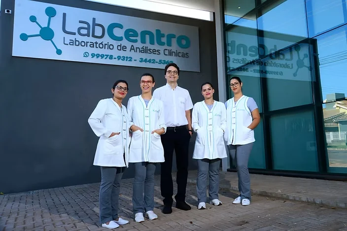 Equipe do LabCentro na frente da unidade de Ivinhema